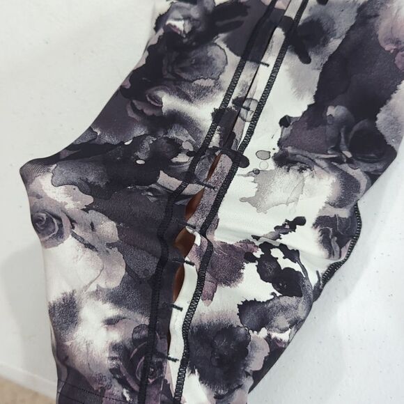 Lululemon Leggings Womens 10 Black and White Rose Pattern Split back - Picture 7 of 11